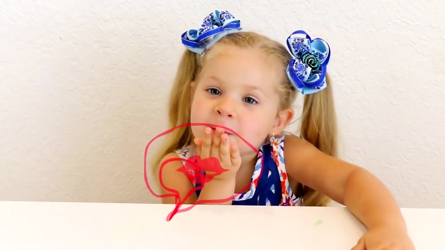 دیانا و اسباب بازی ها - بازی پرنسس دیانا با بچه عروسک جدید